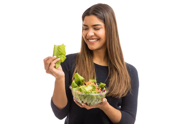 Mulher Bonita Comendo Alegremente Verdes Para Ficar Forma Contra Fundo — Fotografia de Stock