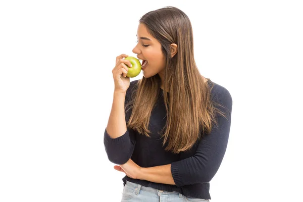 Mujer Morena Comiendo Sano Para Lucir Bien Contra Fondo Blanco — Foto de Stock