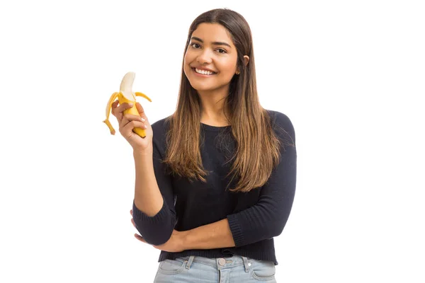 Mujer Contenido Sosteniendo Plátano Pelado Blanco Dieta Estudio Blanco —  Fotos de Stock