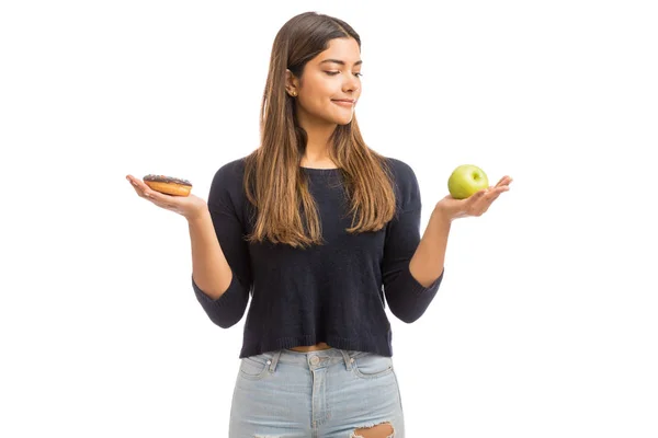 Verward Vrouw Dilemma Met Donut Groene Appel Tegen Gewone Achtergrond — Stockfoto