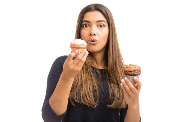 Ritratto Simpatica Hipster Donna Beccata Mangiare Dolci Sfondo Bianco — Foto Stock