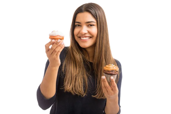 Ritratto Bella Donna Sorridente Mentre Tiene Mano Cupcake Cremosi Sfondo — Foto Stock