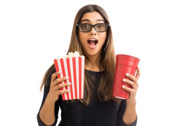 Beyaz arka plan karşı 3d film izlerken aperatifler ve soda ile iyi görünümlü kadın
