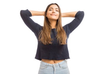 Beyaz arka planda poz kaseller iyi görünümlü kadın