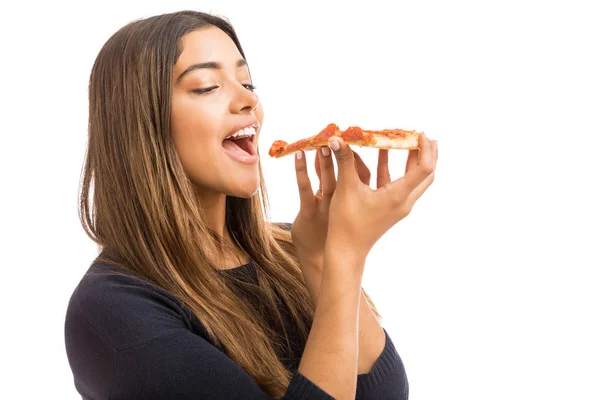 Close Hipster Feminino Desfrutando Saborosa Boca Molhando Pizza Estúdio Branco — Fotografia de Stock