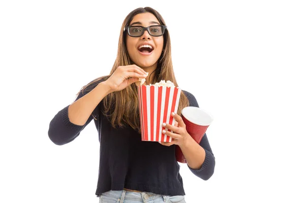 Förvånad Latinsk Kvinna Äta Läckra Popcorn Medan Tittar Film Vitt — Stockfoto