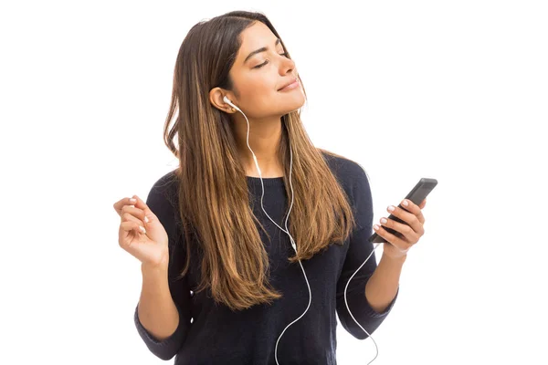 Mujer Joven Casual Usando Teléfono Móvil Auriculares Contra Fondo Blanco — Foto de Stock