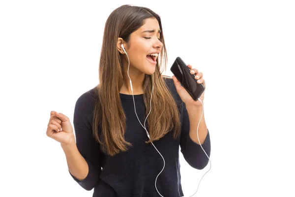 Mujer Apasionada Usando Auriculares Mientras Canta Teléfono Celular Estudio Blanco —  Fotos de Stock