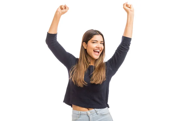 Opgewekte Vrolijke Vrouw Die Met Wapens Opgeheven Tegen Duidelijke Achtergrond — Stockfoto