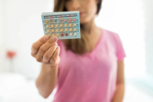 Mittelteil Der Frau Besitz Einer Blisterpackung Zur Geburtenkontrolle Hause — Stockfoto