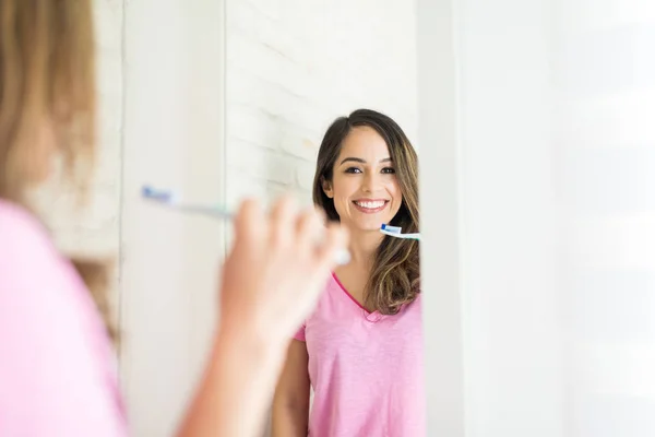 Reflectie Van Vrouwelijke Brunette Glimlachen Tijdens Het Uitvoeren Van Ochtends — Stockfoto