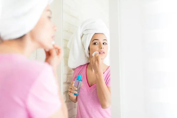 Mujer Mirándose Espejo Mientras Aplica Aceite Esencial Con Almohadilla Algodón —  Fotos de Stock