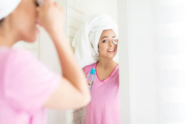 Hermosa Mujer Quitando Maquillaje Ojos Mientras Está Pie Baño —  Fotos de Stock