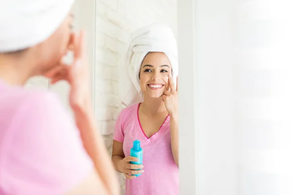 Vrouw Kijken Naar Haar Reflectie Toepassing Van Crème Hydratatie Stimuleren — Stockfoto