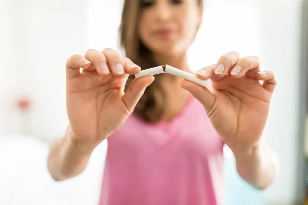 Nahaufnahme Von Frauenhänden Die Zigaretten Brechen Die Sucht Bekämpfen — Stockfoto