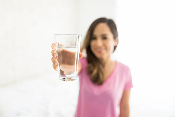 Metà Donna Adulta Possesso Vetro Acqua Potabile Pulita Casa — Foto Stock