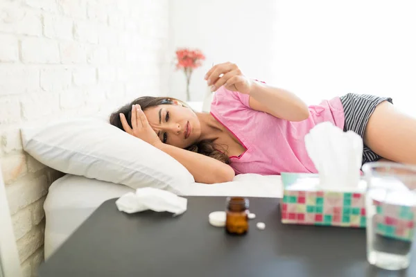 Mitte Erwachsene Frau Benutzt Thermometer Fieber Untersuchen Während Sie Bett — Stockfoto