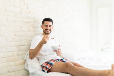 Yatak odasında kahvaltı yeme gece çekici adam portresi