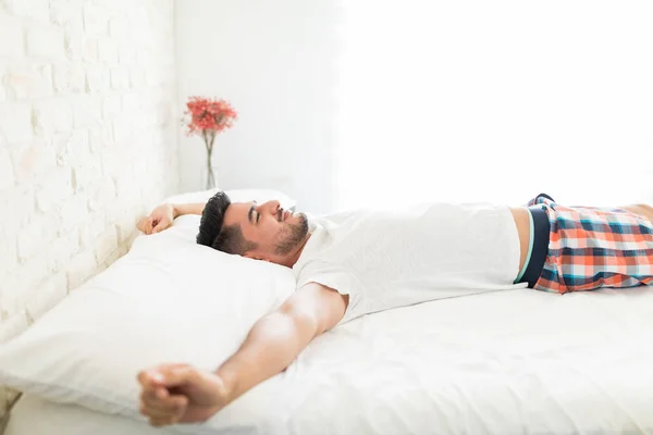 Hombre Guapo Estirándose Antes Levantarse Cama Casa — Foto de Stock