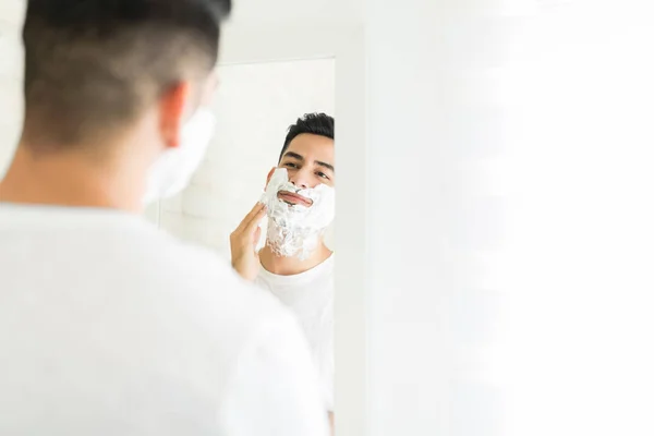Bom Olhar Jovem Colocando Creme Barbear Seu Rosto Banheiro — Fotografia de Stock
