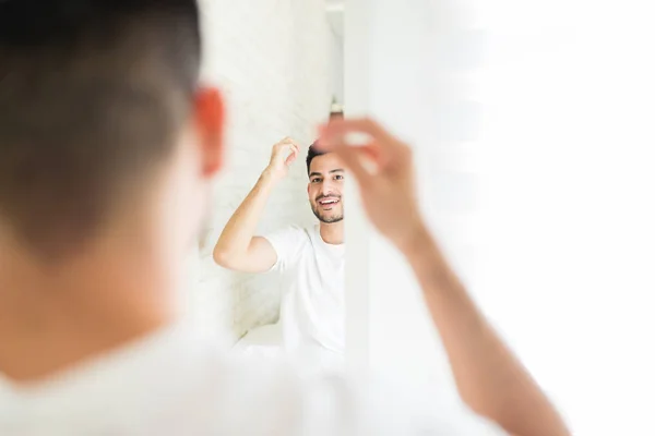 Lycklig Man Tittar Hans Reflektion Spegeln Medan Sätter Hår — Stockfoto