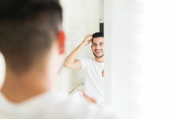 Joven Satisfecho Mirando Nuevo Peinado Espejo Del Baño — Foto de Stock