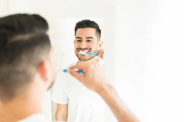 Homem Bonito Frente Espelho Enquanto Escova Dentes — Fotografia de Stock