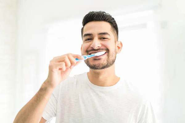 Gros Plan Latin Homme Aime Brosser Les Dents Matin Maison — Photo