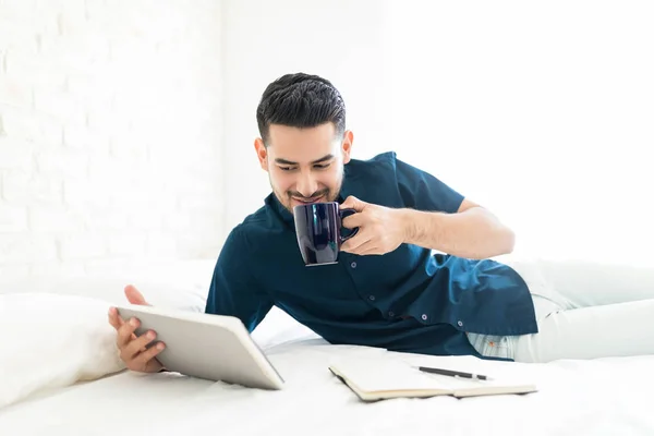 Latin Man Koffie Drinken Tijdens Het Gebruik Van Digitale Tablet — Stockfoto