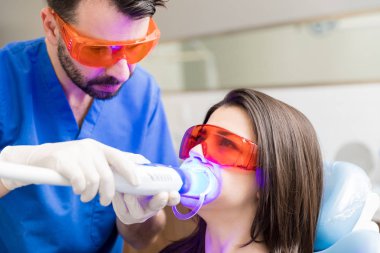 Klinik kadın üzerinde beyazlatma tedavi performans Latin dişçi