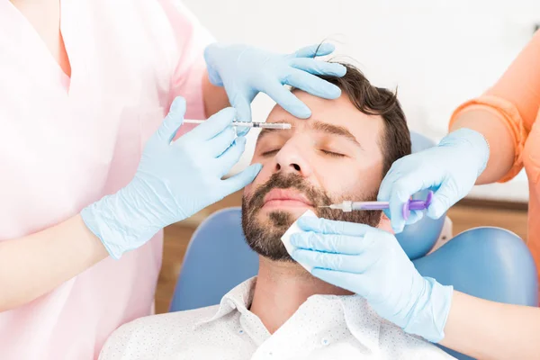 Kadın Cilt Bakımı Cerrahlar Güzellik Kliniği Şırıngalar Ile Adamın Yüzünü — Stok fotoğraf