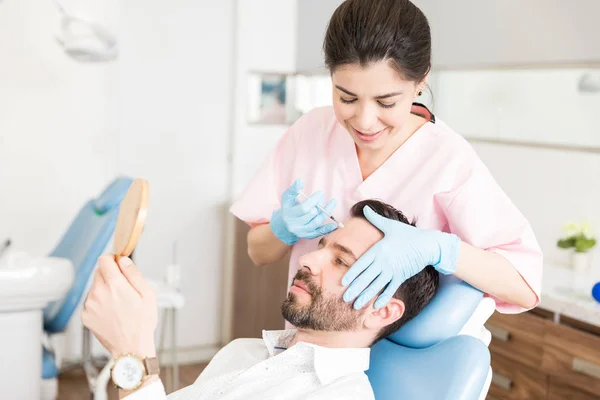 Hombre Guapo Consiguiendo Procedimiento Lifting Facial Realizado Por Experto Cosmético — Foto de Stock