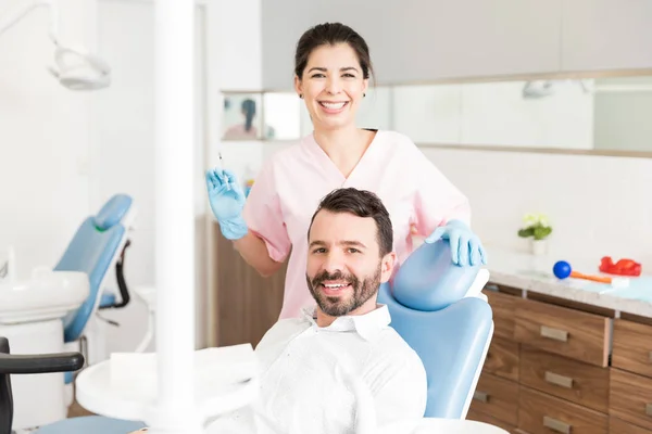 Retrato Paciente Masculino Dermatólogo Femenino Sonriendo Durante Procedimiento — Foto de Stock