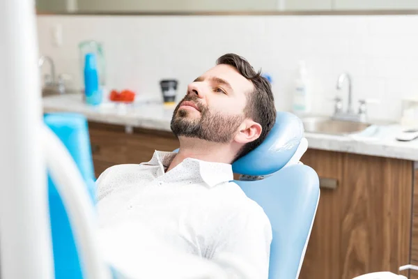 Hombre Adulto Medio Serio Anticipando Los Resultados Cosmetología — Foto de Stock