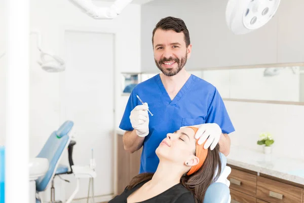 Practitioner Segurando Botox Injeção Fazer Tratamento Mulher Clínica Cosmetologia — Fotografia de Stock