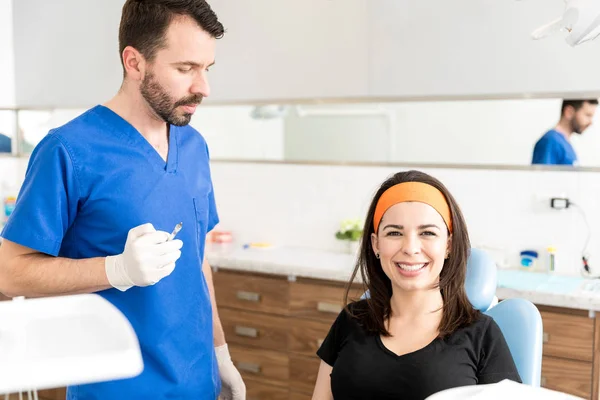 Bella Donna Sorridente Mentre Chirurgo Utilizzando Labbro Iniettabile Lei Aiutare — Foto Stock