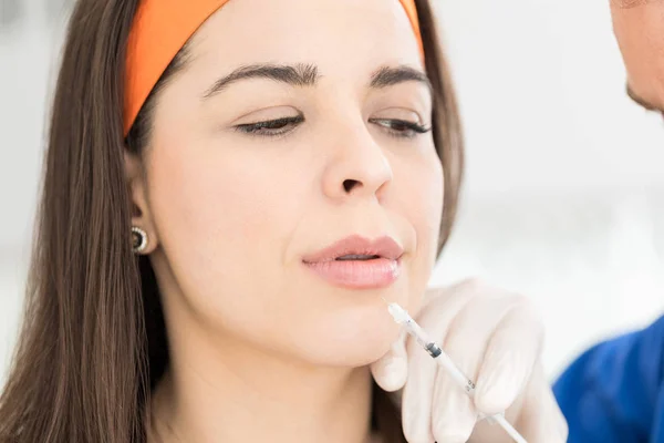 Cosmetologist Faz Procedimento Aumento Labial Uma Mulher Bonita — Fotografia de Stock