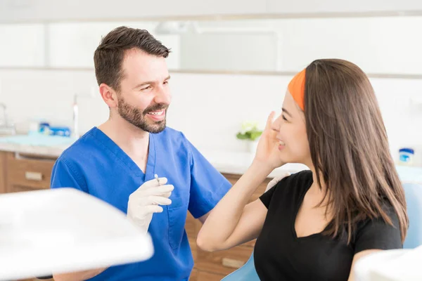Dermatolojik Kozmetik Cerrah Hasta Tıbbi Estetik Ofiste Gülümsüyor — Stok fotoğraf