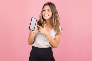 Güzel esmer portresi cep telefonu yeni uygulamalar gösteren