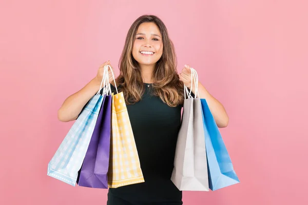 Portret Van Vrouw Toont Haar Veelkleurige Boodschappentassen Studio — Stockfoto