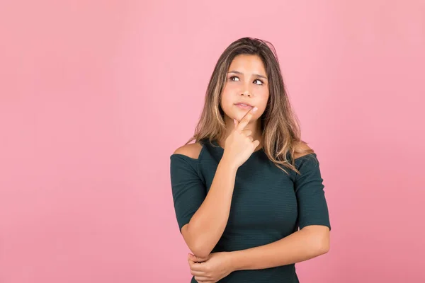 Mujer Hispana Mirando Espacio Copia Venir Con Nuevas Ideas — Foto de Stock