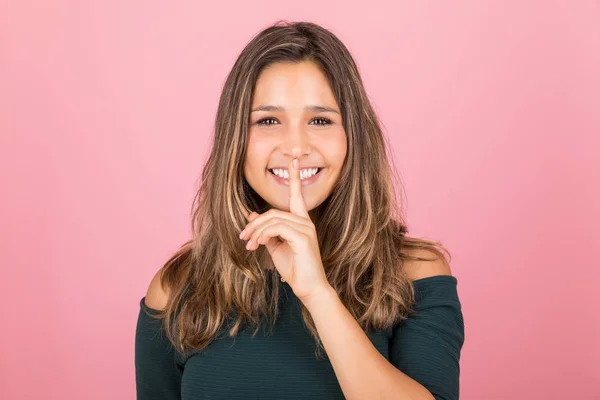 Mulher Hispânica Confiável Bonita Sorrindo Mantendo Segredos — Fotografia de Stock