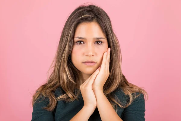 Retrato Close Mulher Com Pele Brilhante Lisa Contra Fundo Rosa — Fotografia de Stock