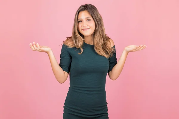 Sorglosigkeit Frau Mit Braunen Haaren Achselzuckend Mit Erhobenen Handflächen Auf — Stockfoto