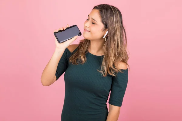 Inhoud Jonge Vrouw Luisteren Naar Muziek Draadloos Oortje Verbonden Met — Stockfoto