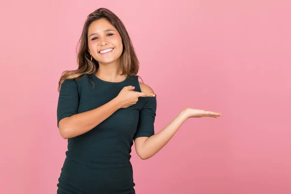 Sorridente Bella Donna Incoraggiando Persone Comprare Nuovo Prodotto — Foto Stock