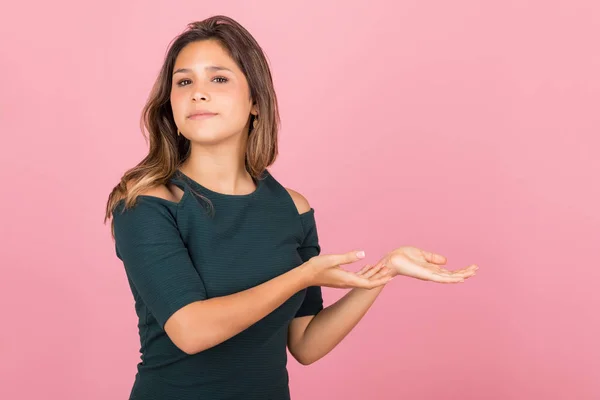 Confident Woman Advertising Product While Standing Pink Background — Stock Photo, Image