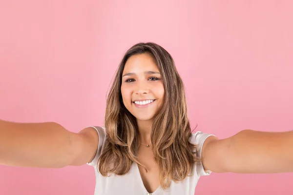 Muotokuva Hymyilevä Nuori Nainen Ruskeat Hiukset Ottaen Selfie Studiossa — kuvapankkivalokuva