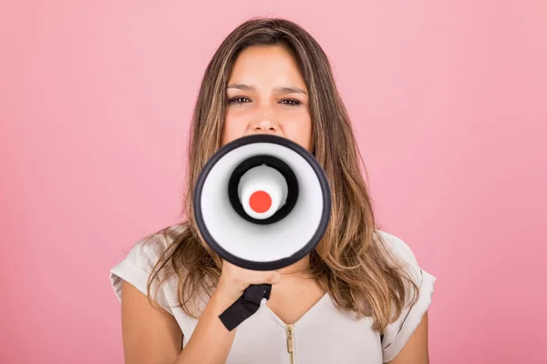 Retrato Mujer Furiosa Haciendo Promociones Usando Megáfono Estudio Rosa —  Fotos de Stock