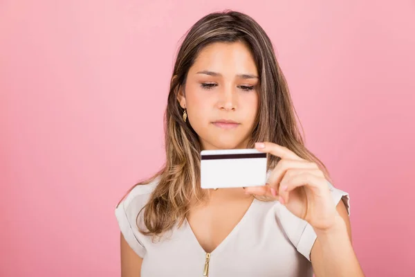 Primo Piano Attraente Giovane Donna Possesso Durante Lettura Della Carta — Foto Stock